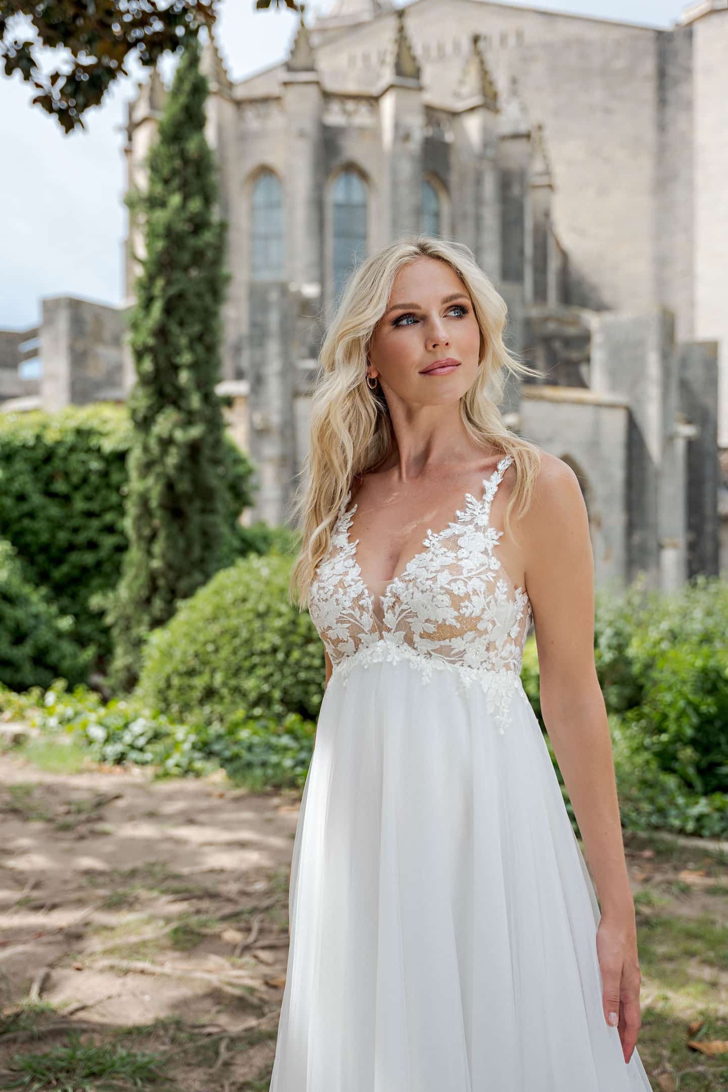 BS504 Brautkleid Fashion Queen bei VeRina Brautmoden in Hille Rothenuffeln Umstandskleid Tüllkleid Floralespitzenelemte V Ausschnit Rücken V Ausschnitt Träger2