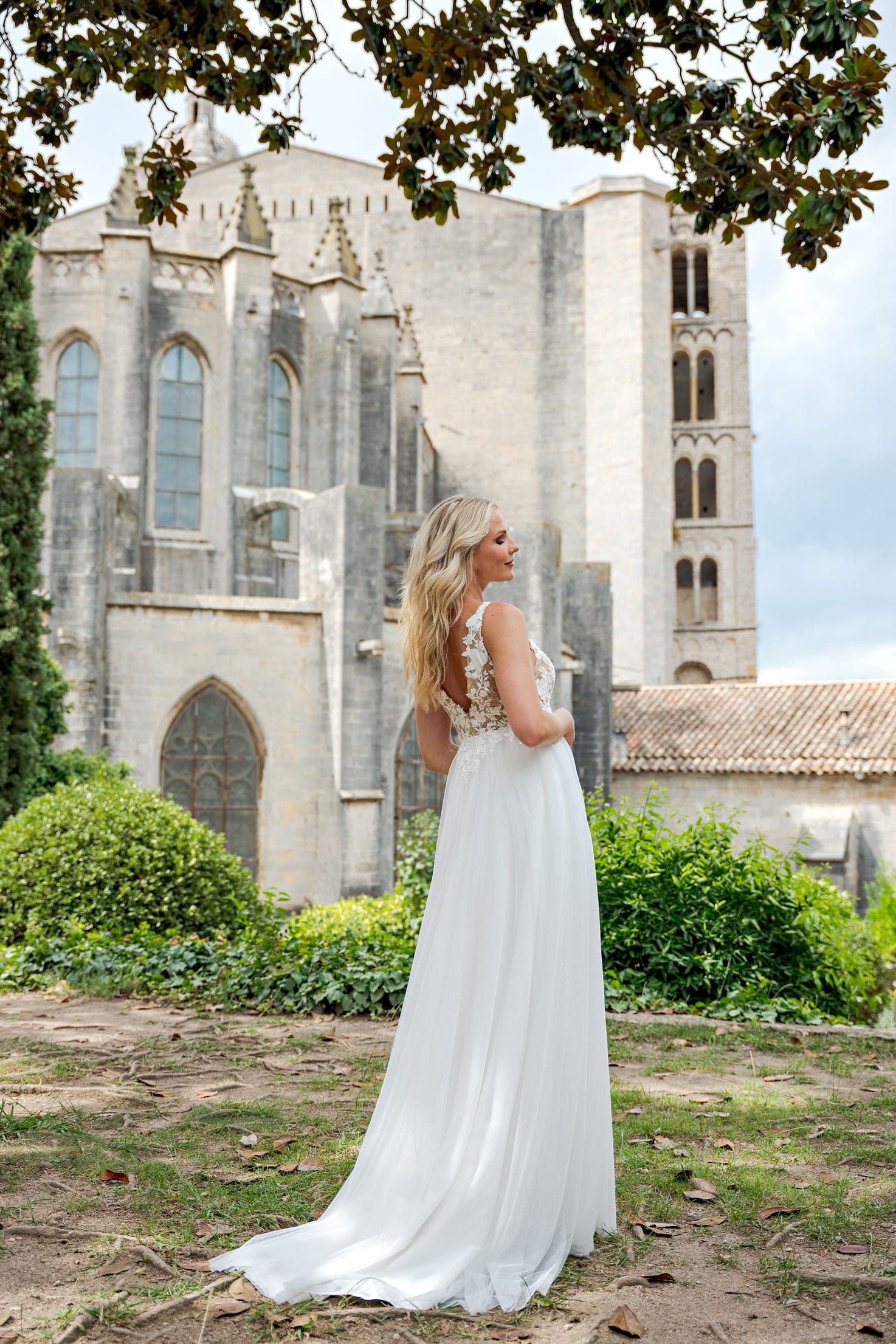 BS504 Brautkleid Fashion Queen bei VeRina Brautmoden in Hille Rothenuffeln Umstandskleid Tüllkleid Floralespitzenelemte V Ausschnit Rücken V Ausschnitt Träger3