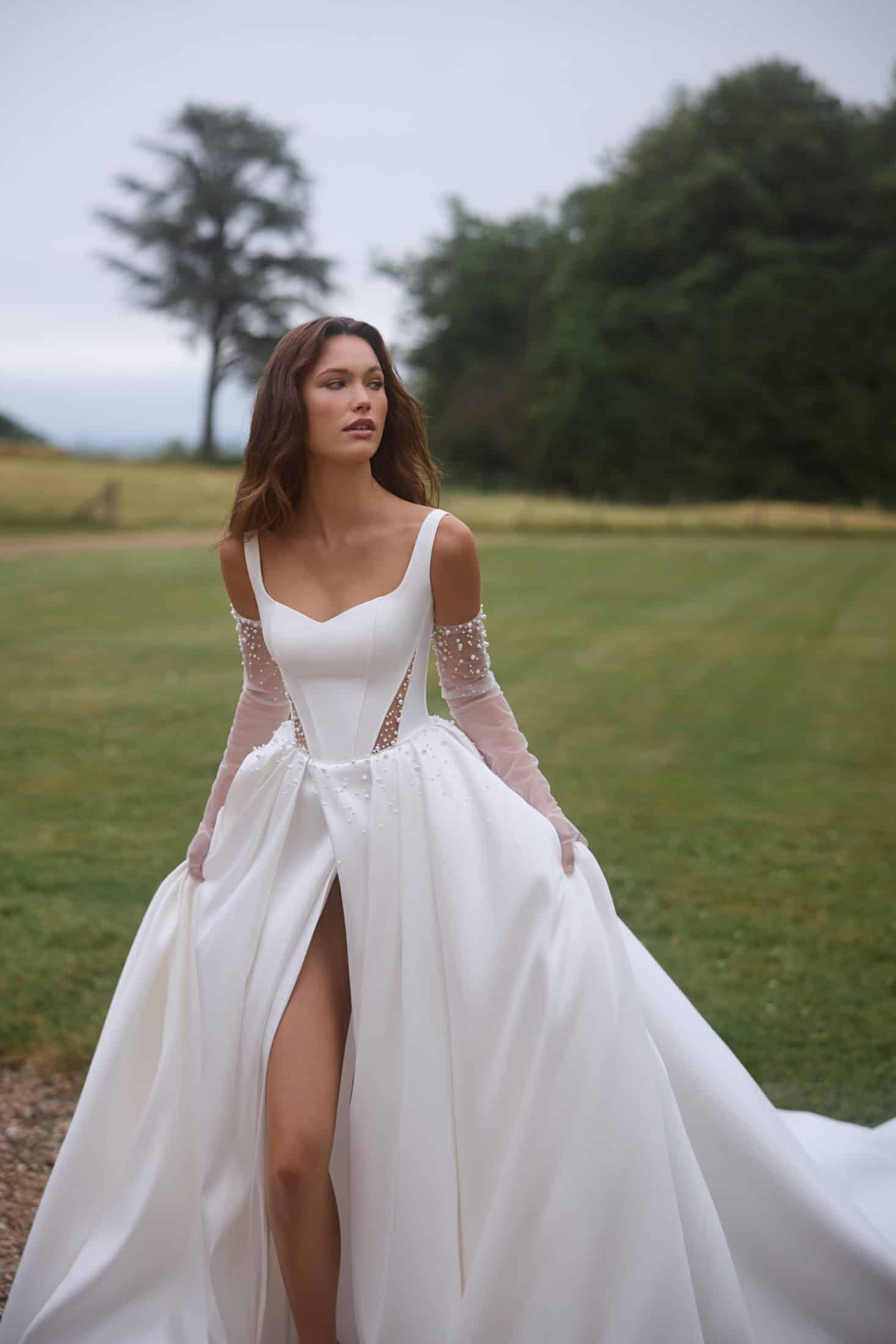 Belinda Brautkleid Anne Mariee bei VeRina Brautmoden in Hille Rothenuffeln Herz Korsage breite Träger 2 Cutouts Perlen Beinschlitz 3