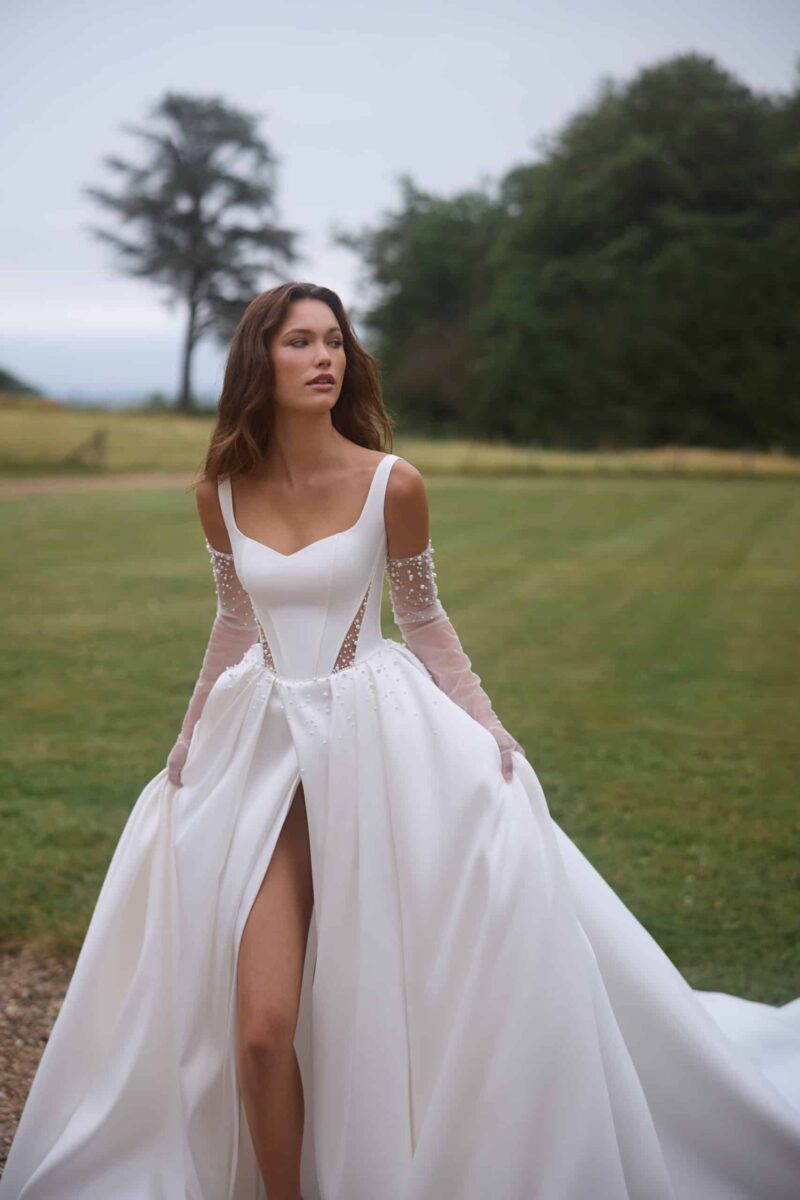 Belinda Brautkleid Anne Mariee bei VeRina Brautmoden in Hille Rothenuffeln Herz Korsage breite Träger 2 Cutouts Perlen Beinschlitz 3