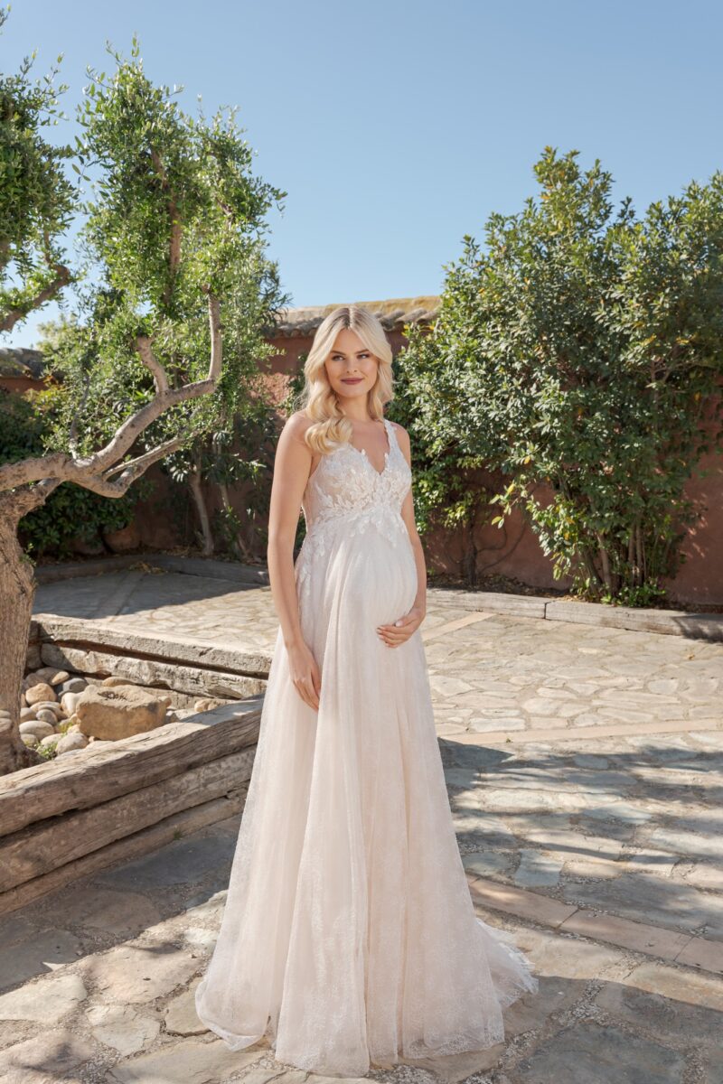 DTS500 Brautkleid Fashion Queen bei VeRina Brautmoden in Hille Rothenuffeln Umstandskleid Tüllkleid Floralespitzenelemte Glitzer V Ausschnit Träger1