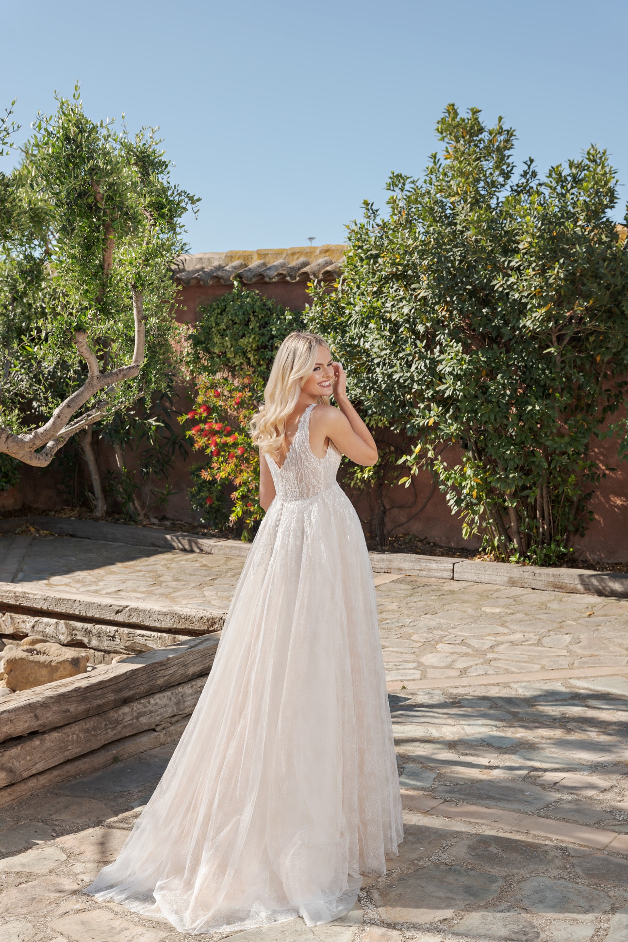 DTS501 Brautkleid Fashion Queen bei VeRina Brautmoden in Hille Rothenuffeln Umstandskleid Tüllkleid feine Spitzen V Ausschnit Rücken V Ausschnitt Träger2