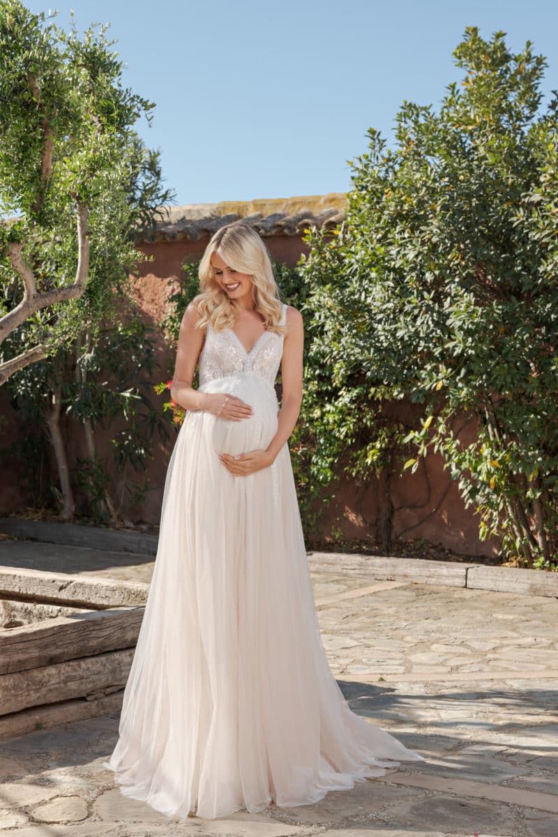 DTS502 Brautkleid Fashion Queen bei VeRina Brautmoden in Hille Rothenuffeln Umstandskleid Tüllkleid Boho Spitze V Ausschnit Rücken V Ausschnitt Träger1