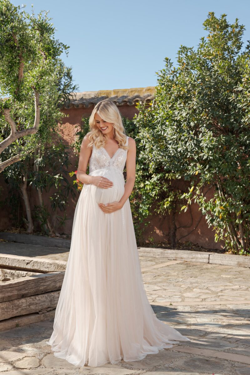 DTS502 Brautkleid Fashion Queen bei VeRina Brautmoden in Hille Rothenuffeln Umstandskleid Tüllkleid Boho Spitze V Ausschnit Rücken V Ausschnitt Träger1