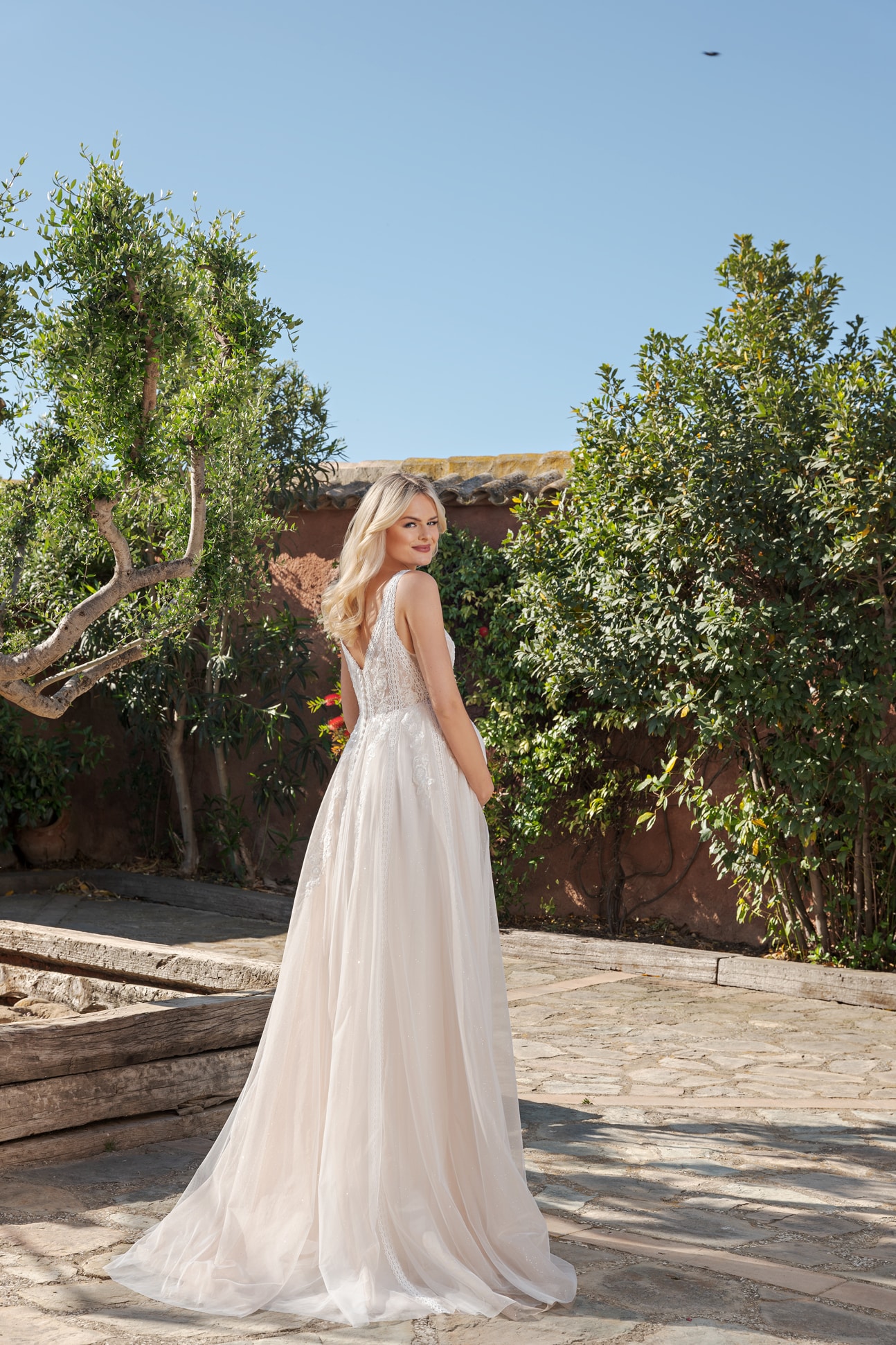 DTS502 Brautkleid Fashion Queen bei VeRina Brautmoden in Hille Rothenuffeln Umstandskleid Tüllkleid Boho Spitze V Ausschnit Rücken V Ausschnitt Träger2