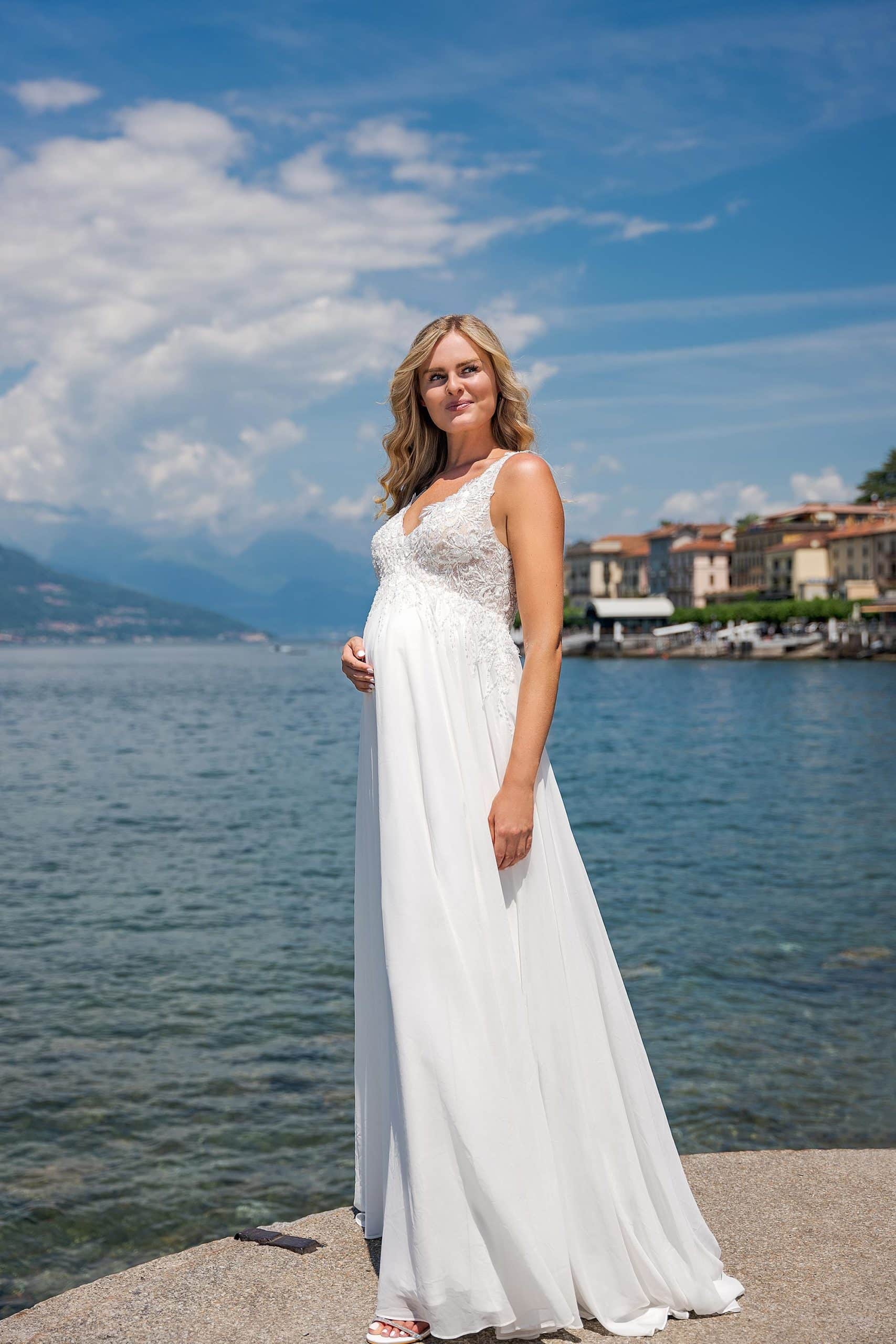 VN54 Brautkleid Fashion Queen bei VeRina Brautmoden in Hille Rothenuffeln Umstandskleid Chiffonkleid Floralespitzenelemte V Ausschnitt Träger1