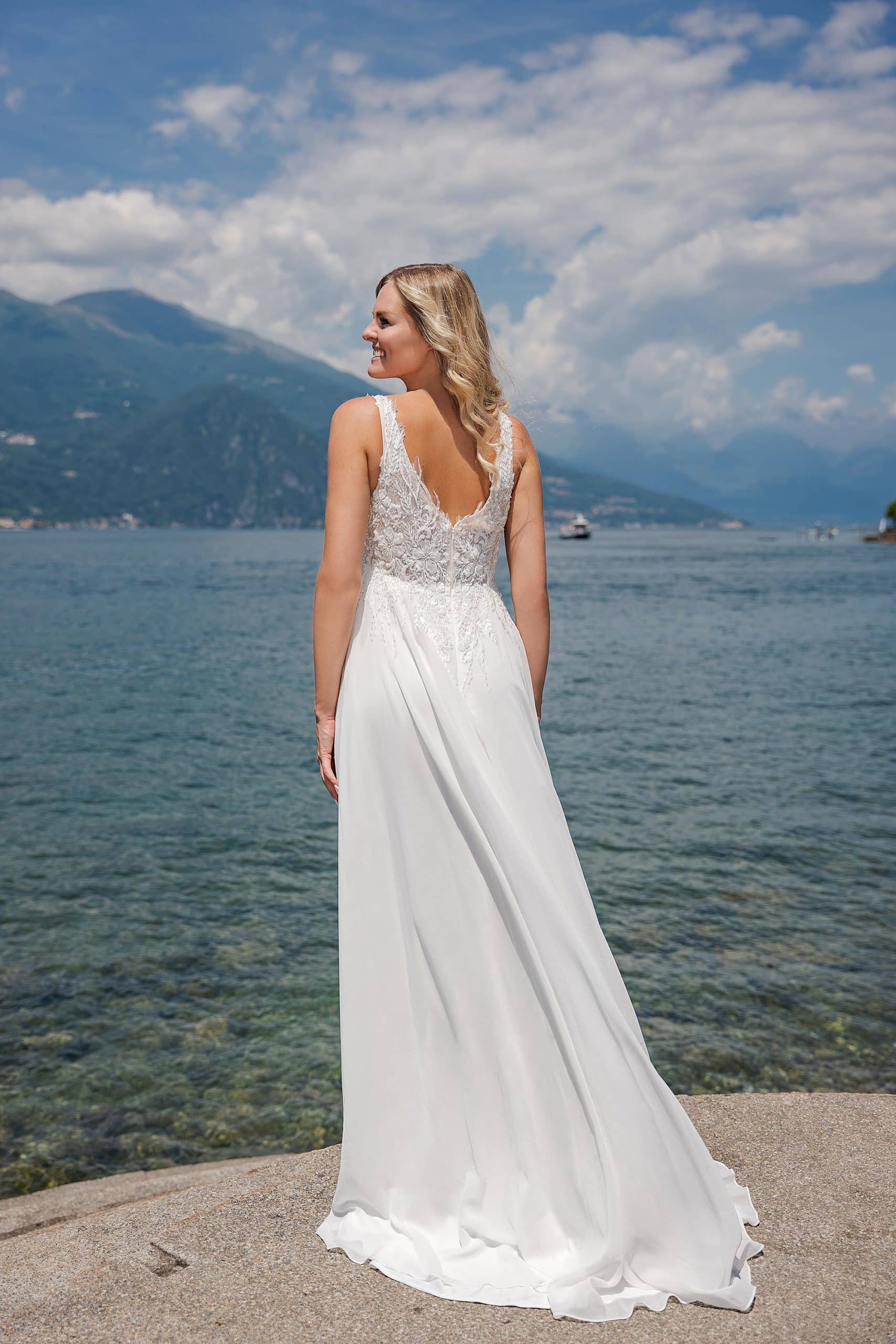 VN54 Brautkleid Fashion Queen bei VeRina Brautmoden in Hille Rothenuffeln Umstandskleid Chiffonkleid Floralespitzenelemte V Ausschnitt Träger2