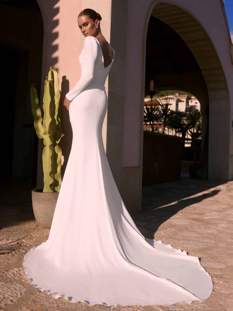 bianco evento limited dress nigrina bei VeRina Brautmoden in Hille Rothenuffeln clean schlicht V Ausschnitt eng figurbetont (3)