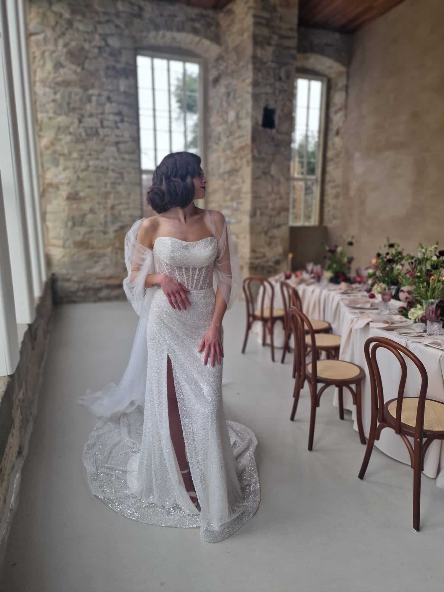 mediterrane hochzeit braut im kleid mit aermeln