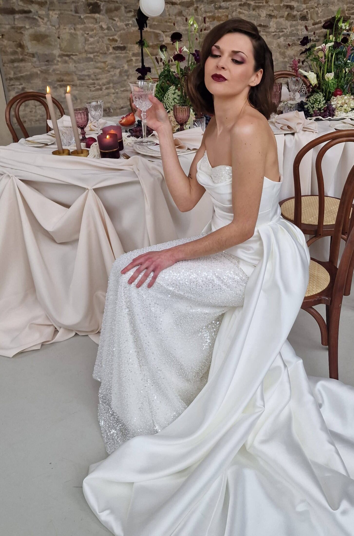 mediterrane hochzeit braut im kleid mit schleppe am tisch