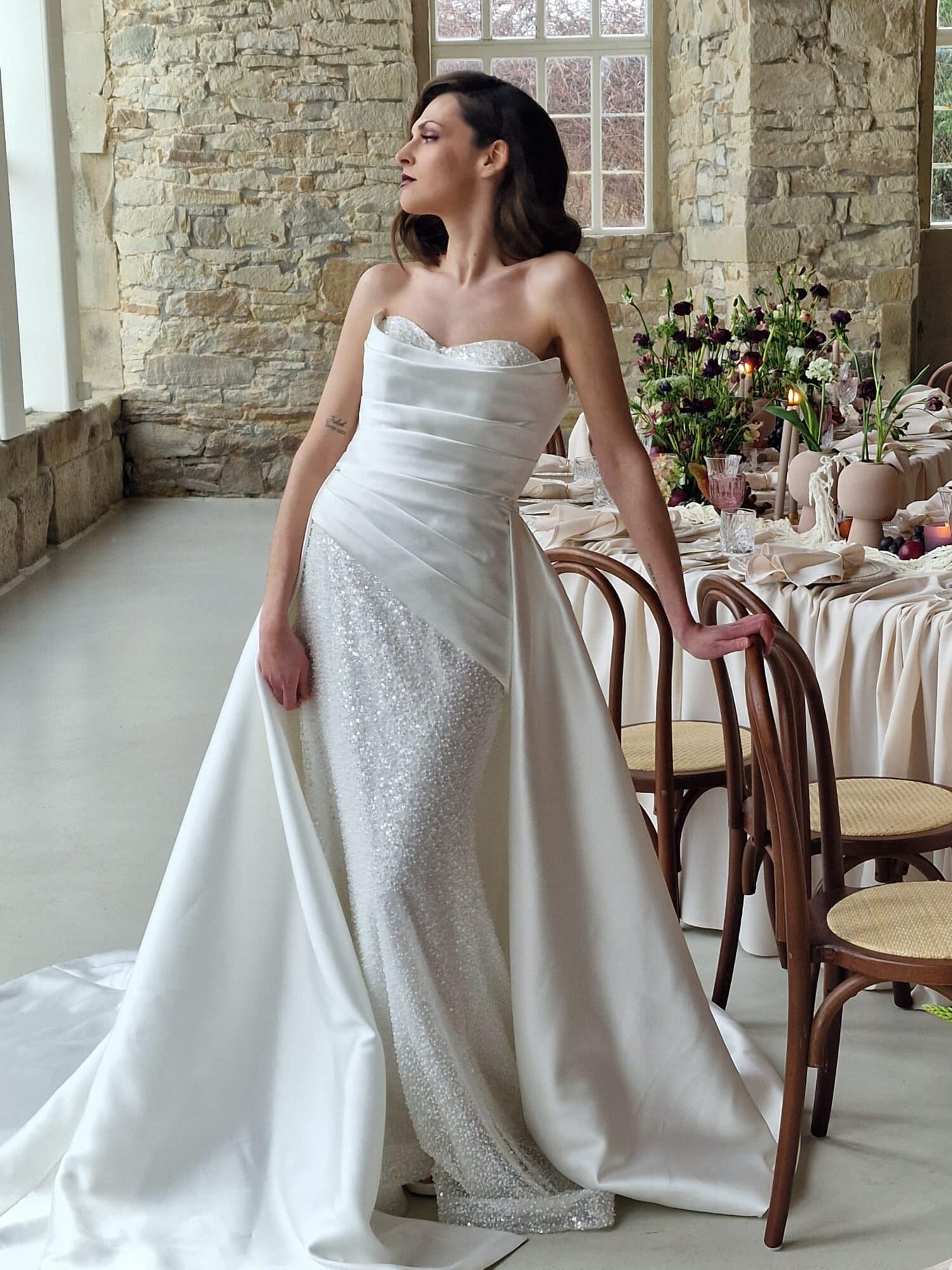 mediterrane hochzeit braut im kleid mit schleppe vor tisch